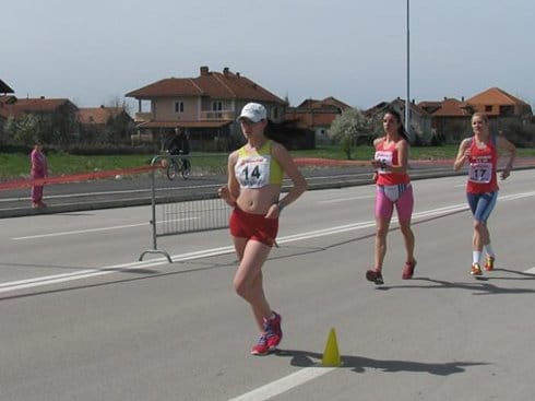 aak nis takmicarke hodanje na putu