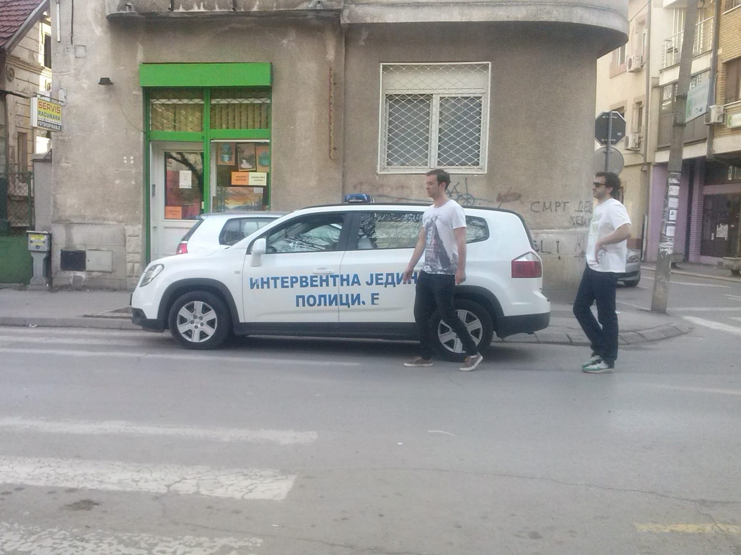 Foto-vest: Policajci ponovo parkirali na pešačkom 1 pesacki