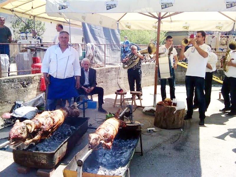 Više od 2.000 ljudi na prvoj "Jagnjijadi" kod Pirota 5 jagnjijada krupac 2