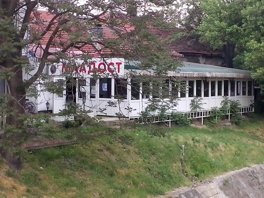 kafana u kojoj jedu opstinari na veresiju