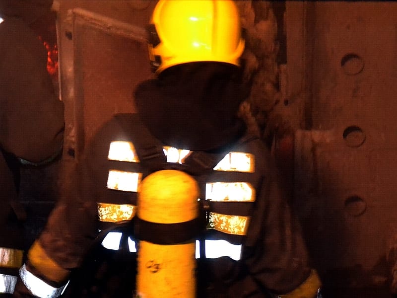 Izgoreo krov leskovačkog "Drvnog kombinata" 16 Vatrogasci KOSTA ilustracija