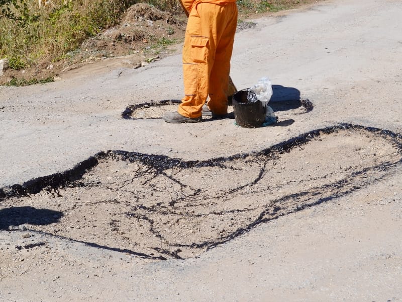 Počelo krpljenje udarnih rupa u Prokuplju 16 krpljenje rupa Kosta