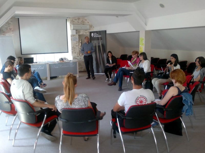 Mladi aktivisti štite prava Roma 18 romi tami