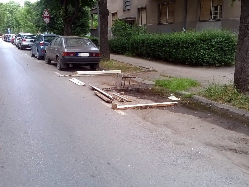 Foto-vest: Parking mesto se "čuva" letvama 6 ogradjeno parking mesto