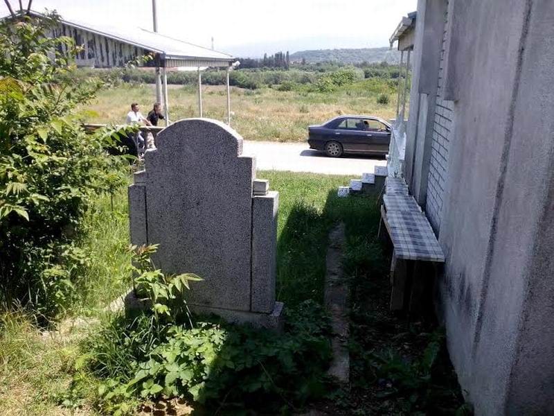 spomenik na sred staze