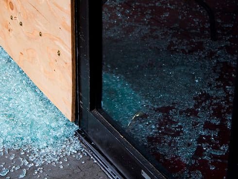 Mališan poginuo igrajući se 7 staklo