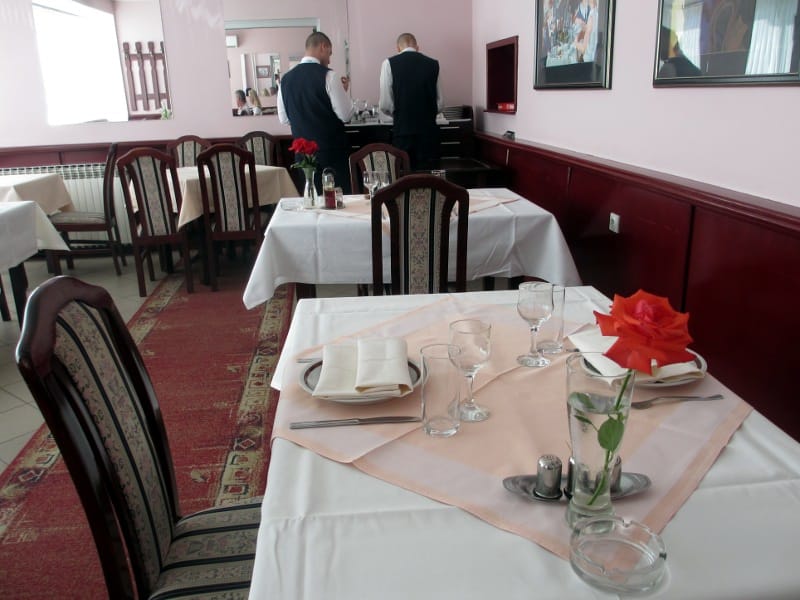 Ugostili novinare i zaslužili poslednju ocenu u školi 19 Konobari