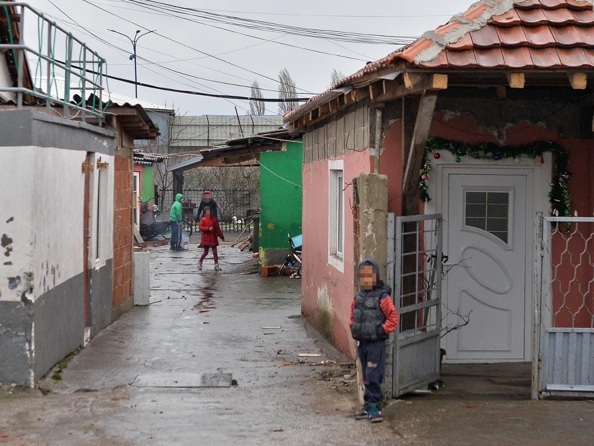 Besplatnu legalizaciju kuće dobiće 50 porodica iz Niša i Leskovca uz pomoć "Yurom centra" 1 1280x0 struja 2 Romi foto Vanja Keser