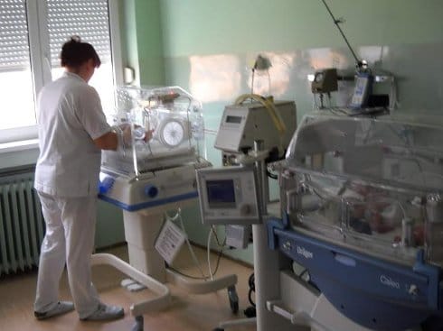 Porodili je 2 dana nakon pucanja vodenjaka, beba kritično 3 leskovac porodiliste