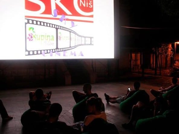 bioskop na otvorenom