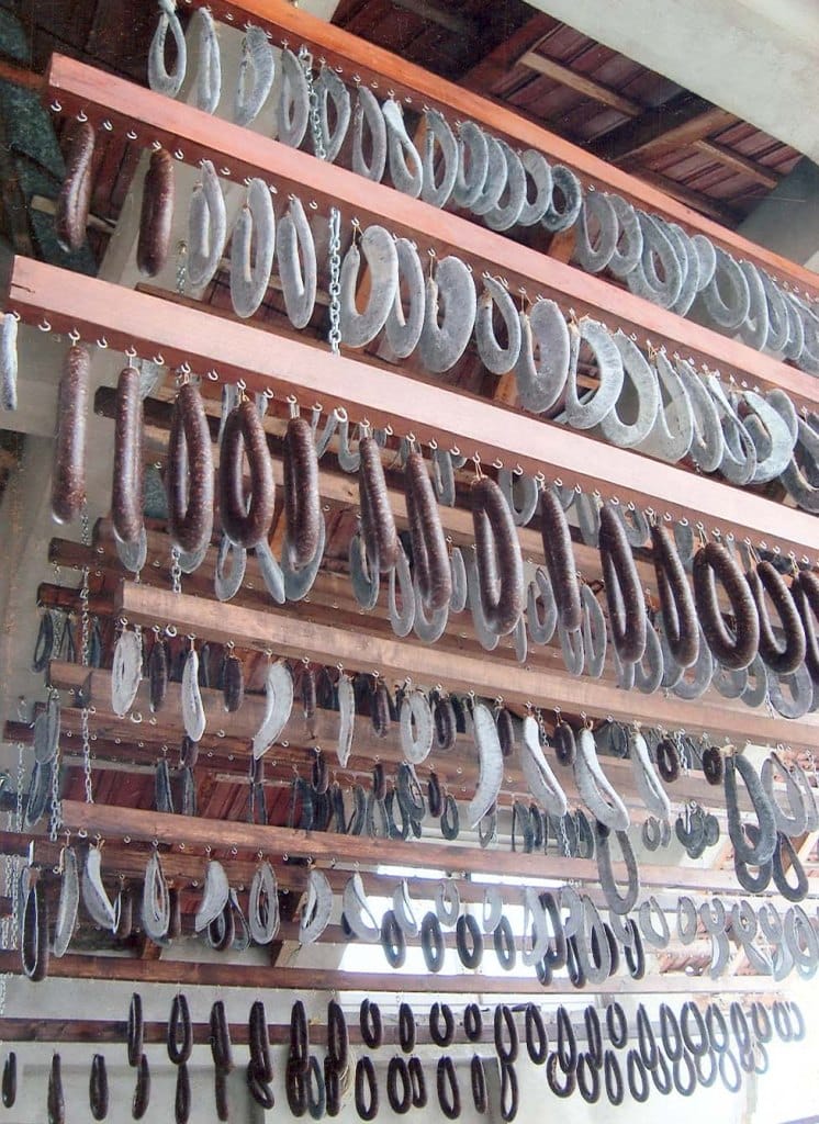 Peglane-kobasice-u-procesu-sušenja