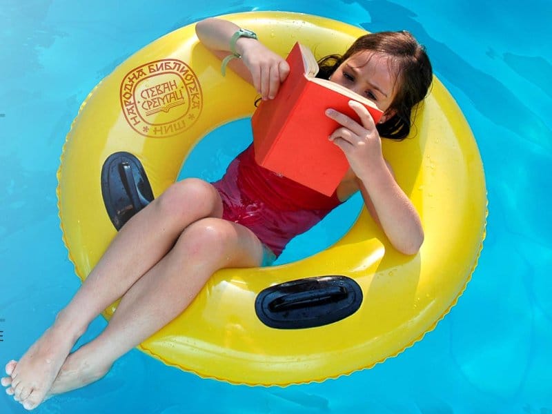 Biblioteka tokom leta na niškom bazenu 8 plivanicitam