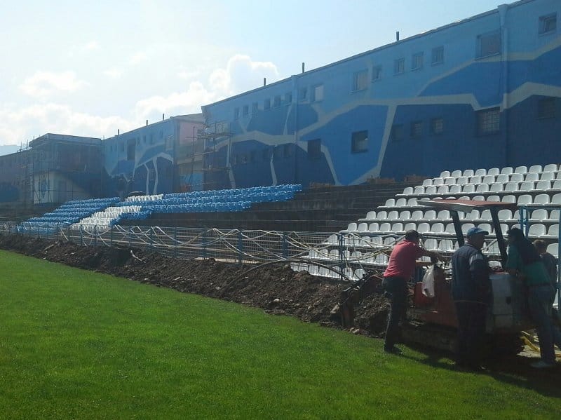 Radnik sprema reflektore za meč sa Zvezdom 3 radnik fudbal