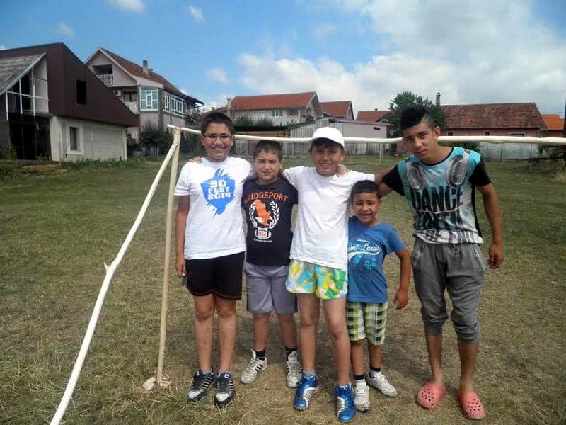 drugari sami napravili igraliste