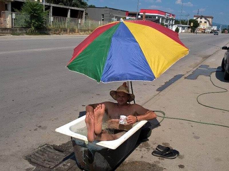Leskovčanin pobedio vrućinu u kadi na trotoaru 5 leskovcnin na letovanju u srbiji 1