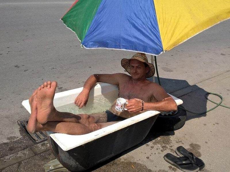 u njegosevoj ulici leskovcanin se rashladjuje u kadi