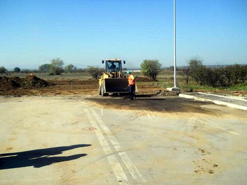 U Leskovcu skidaju tek postavljeni asfalt 11 skidaju tek postavljeni asfalt