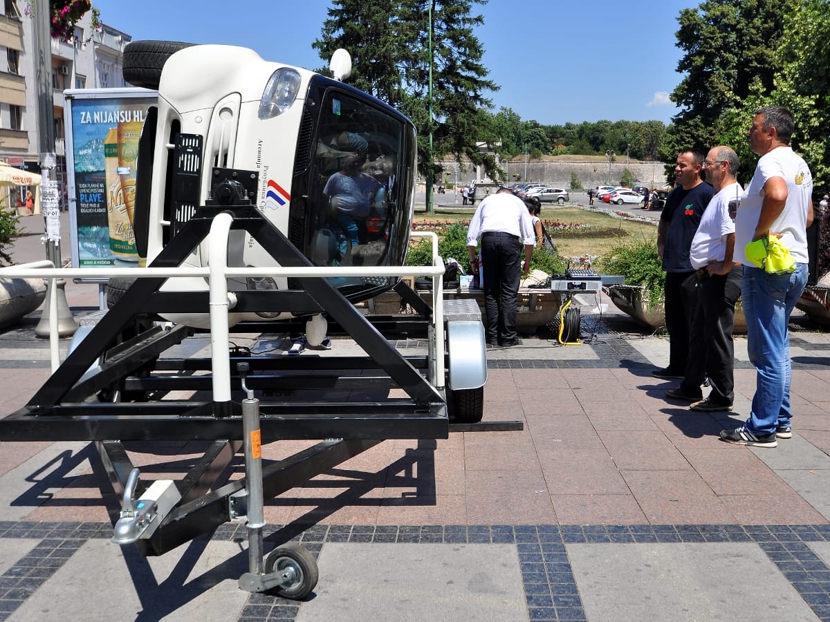 Vezivanje pojasa čuva glavu pri sudaru i prevrtanju 1 Simulator prevrtanja