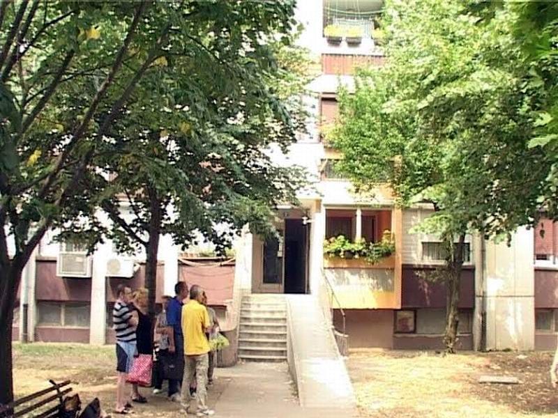 zgrada iz koje se siri neprijatan miris