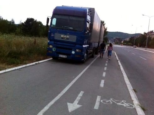 Foto-vest: Parkiranje šlepera na trotoaru 19 kamion