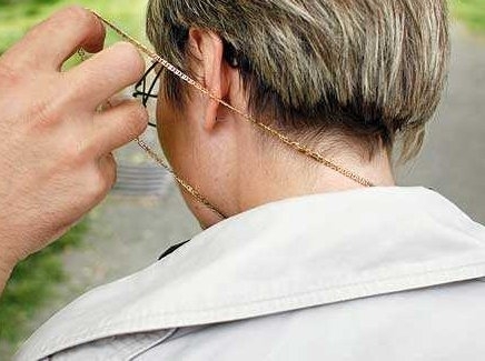 490x370 Otrgnuo s vrata zlatnu ogrlicu