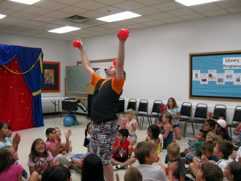 Tajne cirkuskih veština otkrivaju deci 17 Zongliranje