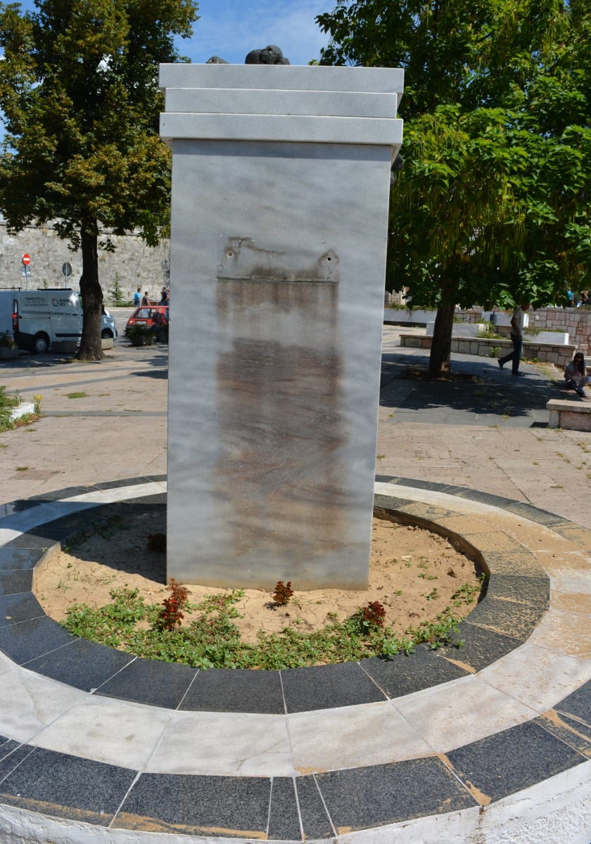 Spomenik nedostaje ploca