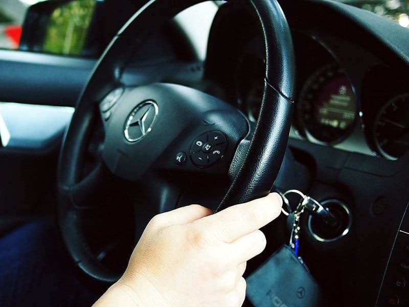 Skočio na haubu i naterao devojku za volanom da ga vozi 1 kola