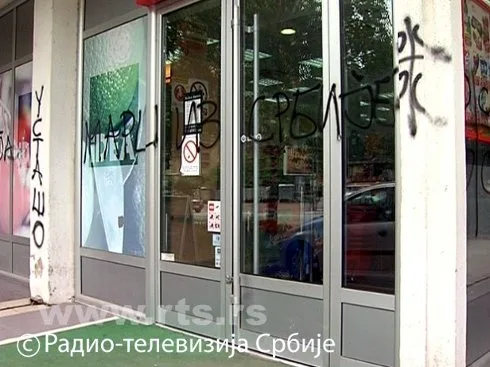 “Ideine” prodavnice išarane grafitima 5 idea grafiti