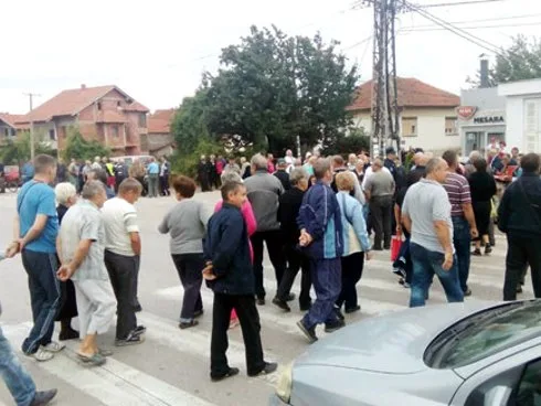 Domišljate Nišlije protestovale na pešačkom da izbegnu prijavu skupa 15 protest pesaci