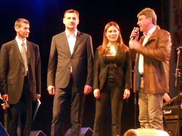 Ceci pred koncert opština poklonila bure rakije 19 Ceca Blace