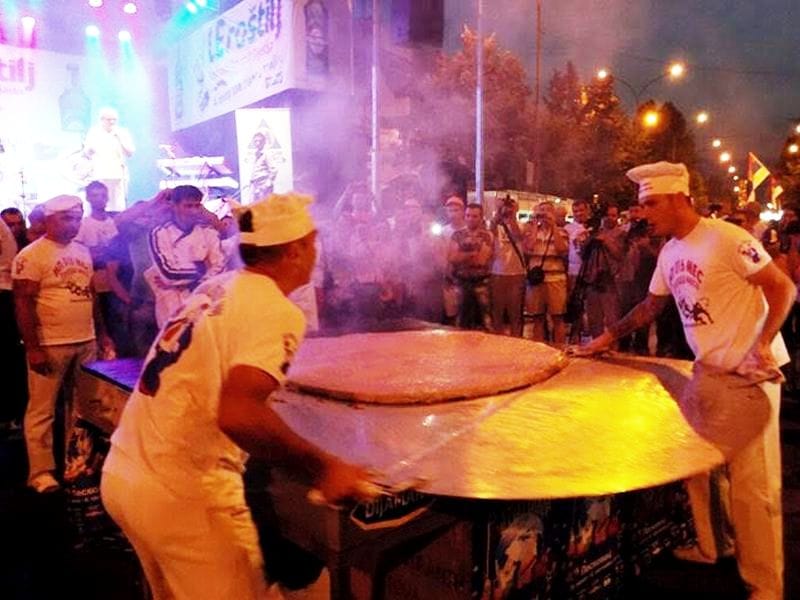 najveca pljeskavica na svetu u leskovcu juzne vesti