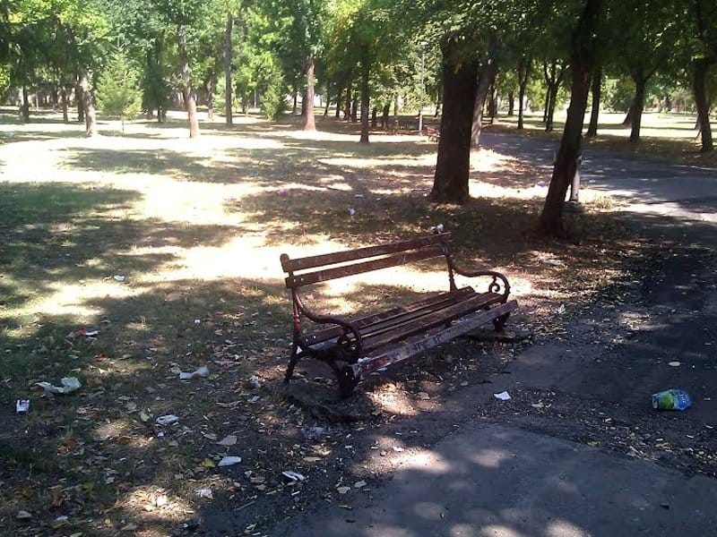 Građani uveliko negoduju zbog prljavih parkova u Nišu 1 park djubre