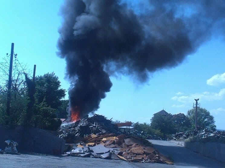 Požar u reciklažnom centru u Sarajevskoj ulici 5 Pozar u Nisu