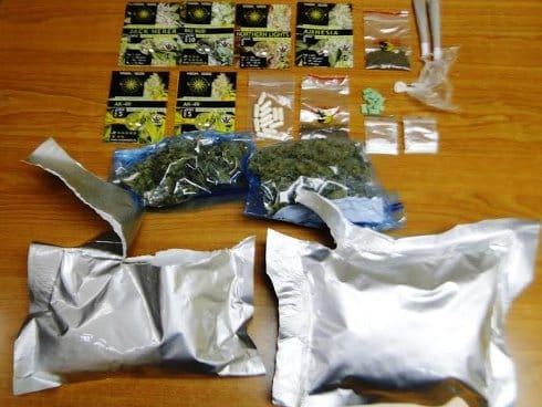 U prtljagu krili kokain, marihuanu, džointe, hašiš, ekstazi... 9 naslovna