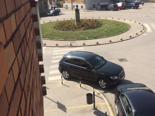 Novaković opet bahato parkirao? 2 dzip