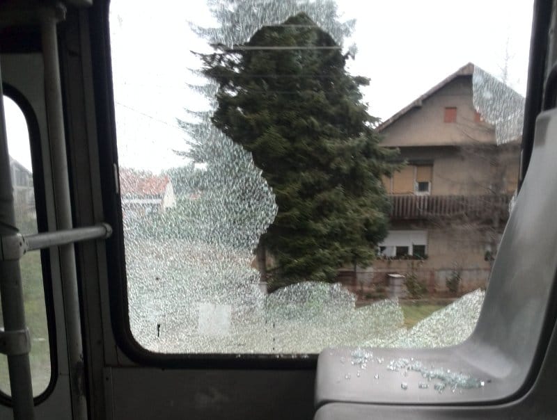 Putnike iz Niške Banje vozio sa slomljenim staklom 1 staklo autobus