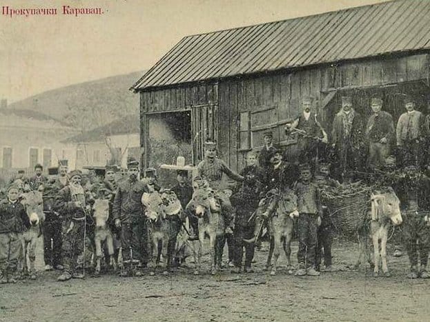 Centar Prokuplja pamti karavane vinogradara 3 etiketa Skup magaricara u centru prokuplja izvor www politikin zabavnik co rs