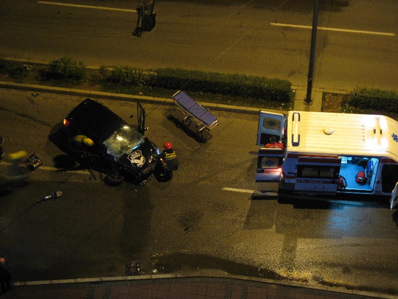 Autom udario u autobus, suvozač teško povređen 2 saobracajka nifon
