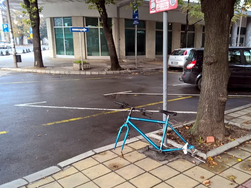 Foto-vest: Nedaleko od policije ostao bez točkova 16 bandas