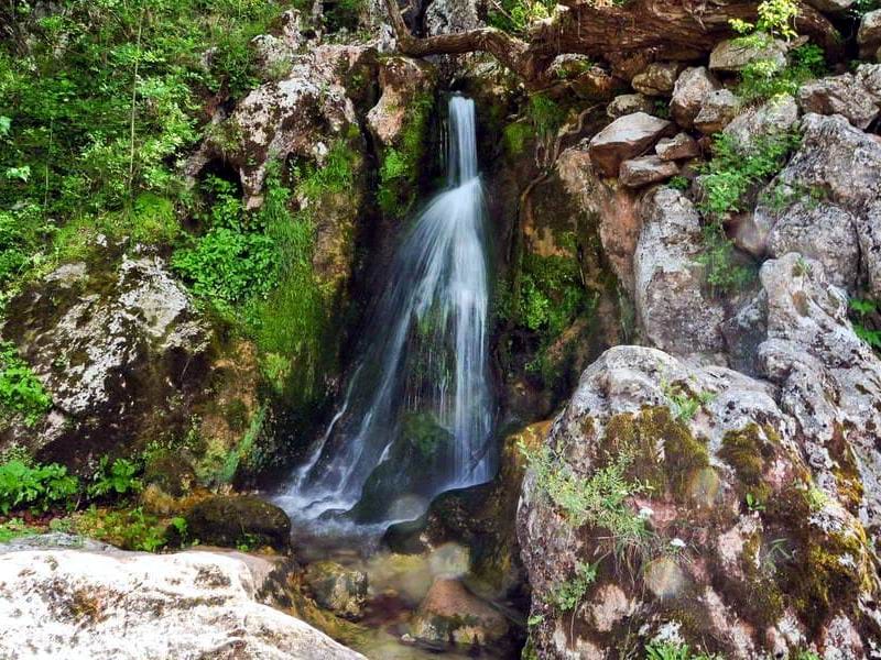 Vodopad Ripaljka koji izlazi iz pecine FOTO A Veljkovic