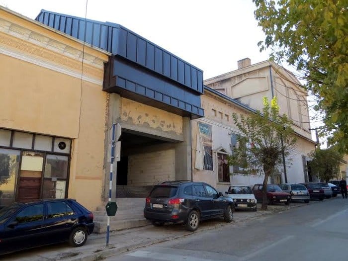 Betonske površine na Pozorištu zagađene opletolom 1 Pozoriste Vranje