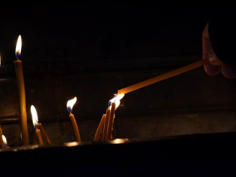 Paljenje sveća u Vranju u 5 do 12 za stradale u Parizu 18 svece crkva ilustracija KOSTA Aleksandar Kostic JUZNE VESTI