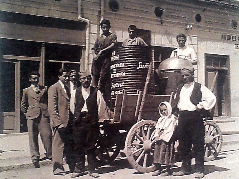 foto privatana arhiva Radmila Cvetkovica Radmilov otac ispred radnje