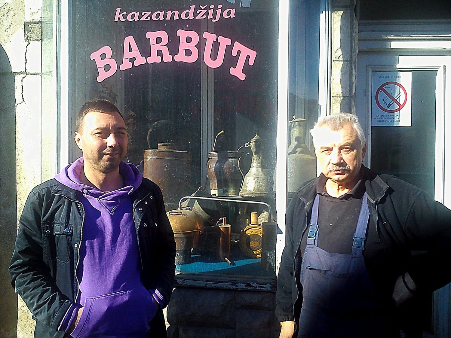 foto JV Igor i Radmilo Cvetkovic Barbut ispred svoje radnje scaled