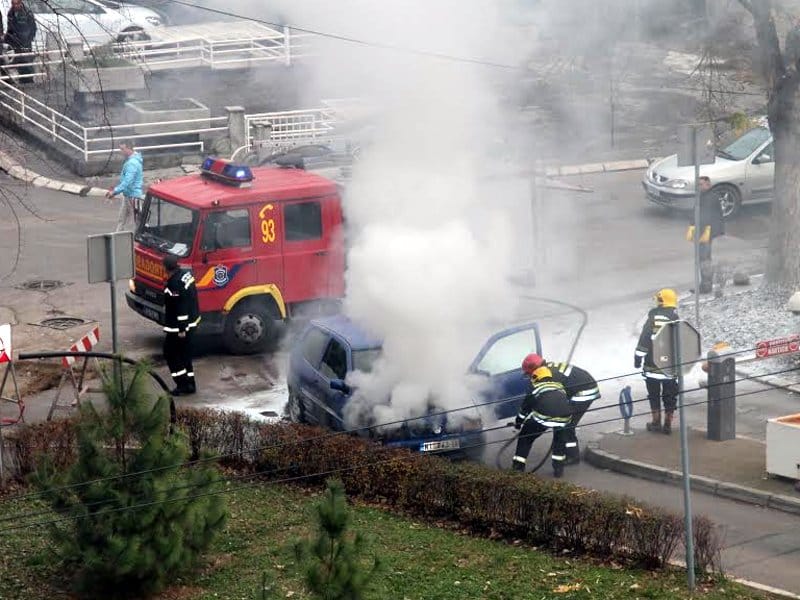 Goreo automobil na Sinđelićevom trgu 18 vatrogasci