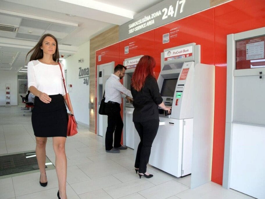 Otvorene nove samouslužne zone ProCredit banke u Nišu i Leskovcu 10 NIS VB 3