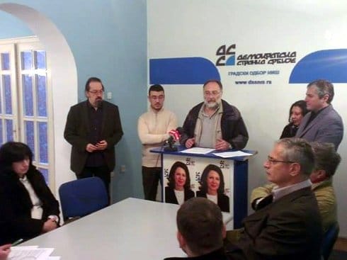Preko 100 članova SNS prešlo u niški DSS? 15 dss uclanjenja