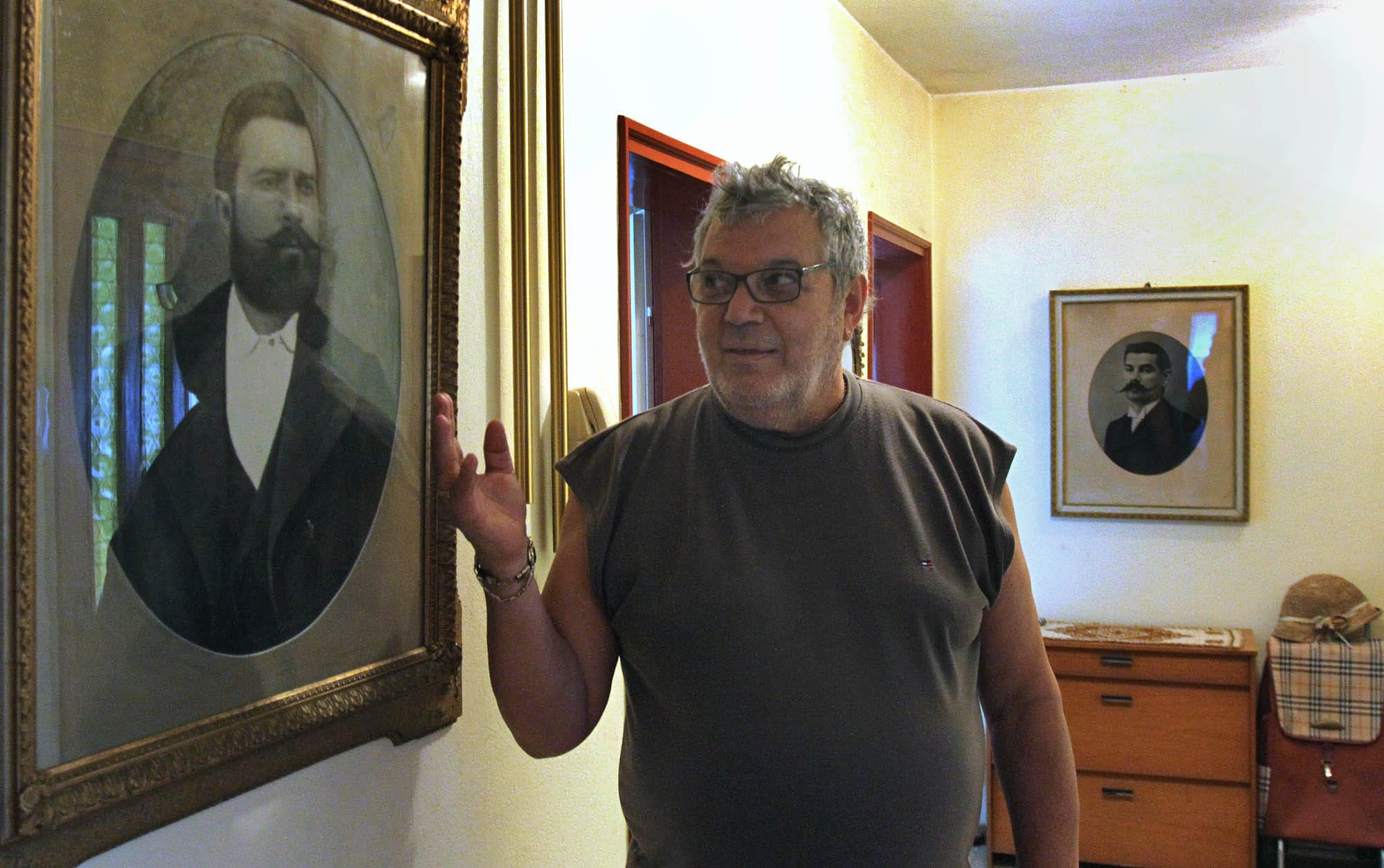 Petar pokazuje sliku Ljube Didica koju cuva u svojoj kuci