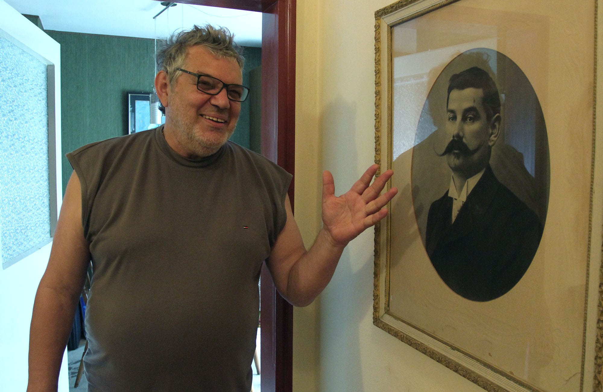 Petar Didic pokazuje sliku svoga dede